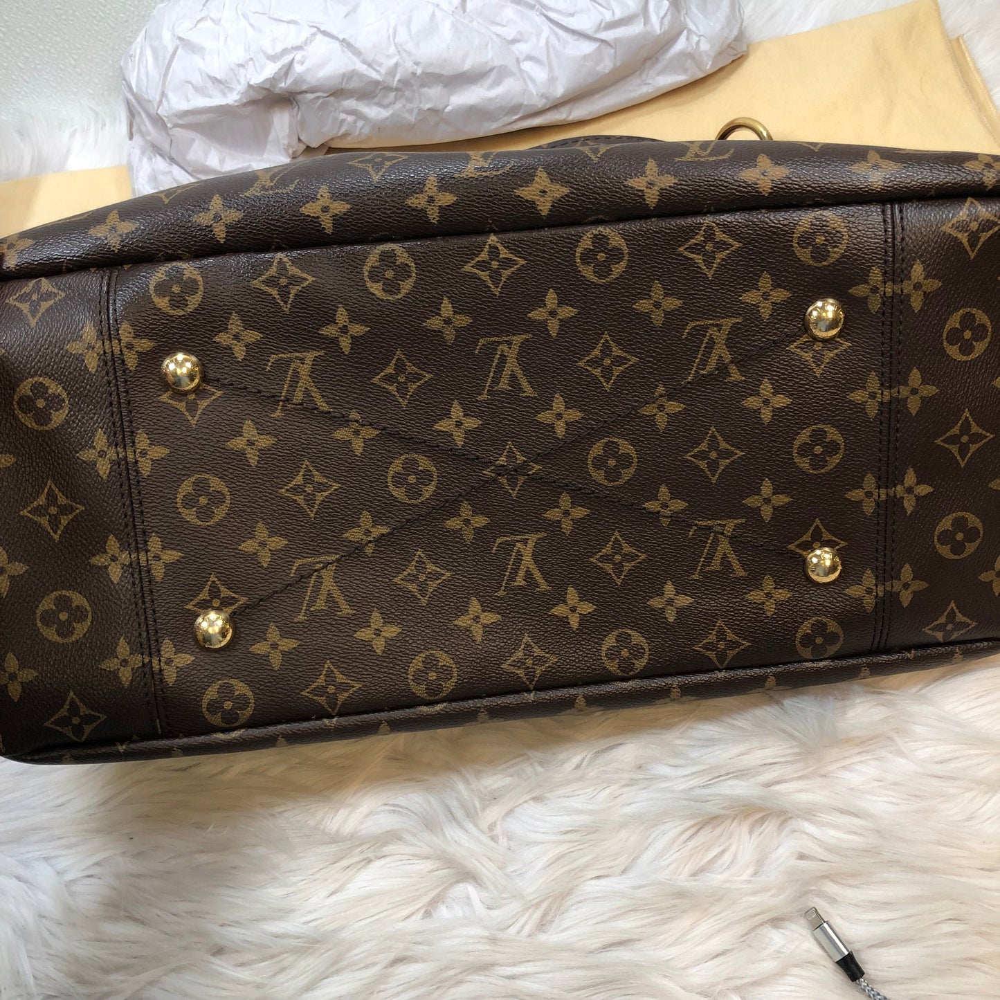 Handbag Designer By Louis Vuitton  Size: Large