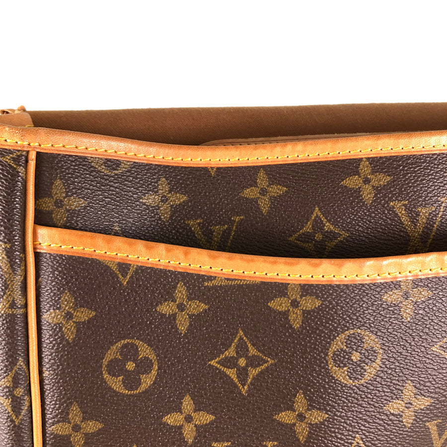 LOUIS VUITTON Shoulder Bag