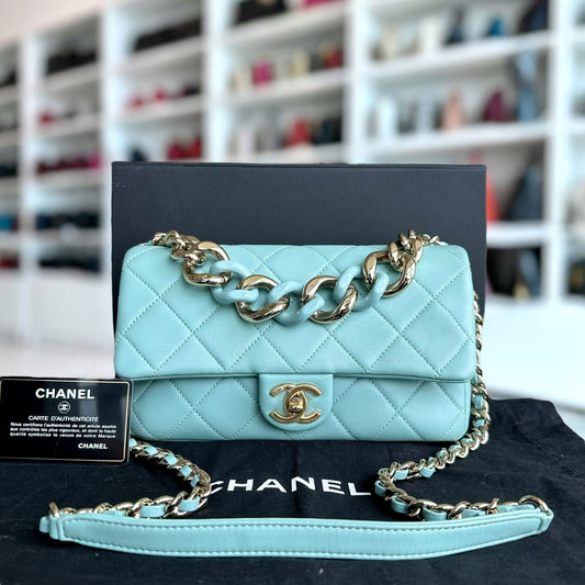 *Like New* 2020 Elegant Resin Chain Quilted Lambskin Light Blue GHW No 29