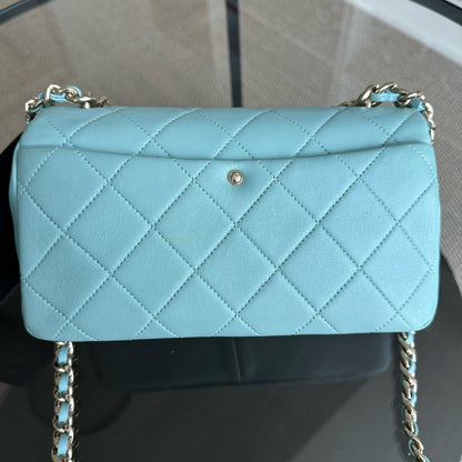 *Like New* 2020 Elegant Resin Chain Quilted Lambskin Light Blue GHW No 29