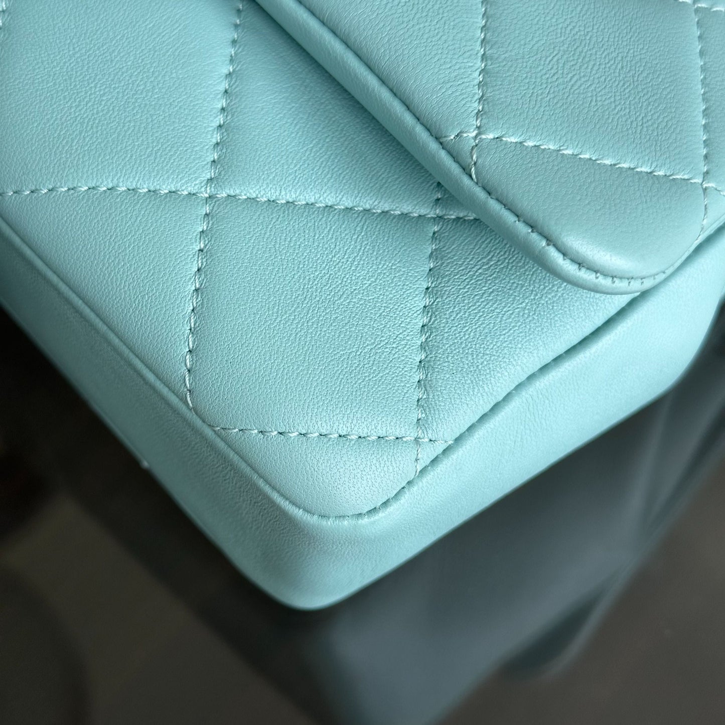 *Like New* 2020 Elegant Resin Chain Quilted Lambskin Light Blue GHW No 29
