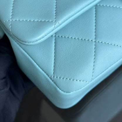 *Like New* 2020 Elegant Resin Chain Quilted Lambskin Light Blue GHW No 29