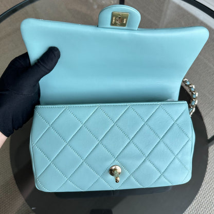 *Like New* 2020 Elegant Resin Chain Quilted Lambskin Light Blue GHW No 29