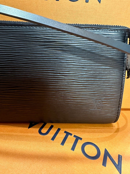 Louis Vuitton - Sac pochette accessoires PM cuir épi noir
