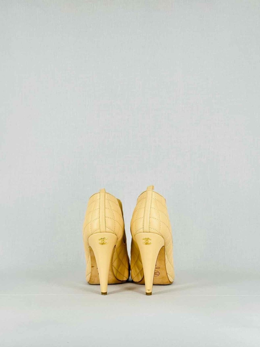 CHANEL Beige w/ Black Quilted Size EU 41C Booties