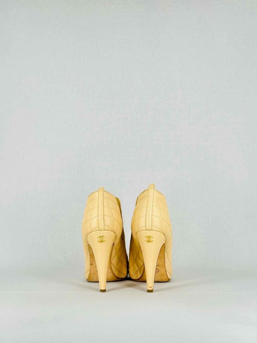 CHANEL Beige w/ Black Quilted Size EU 41C Booties