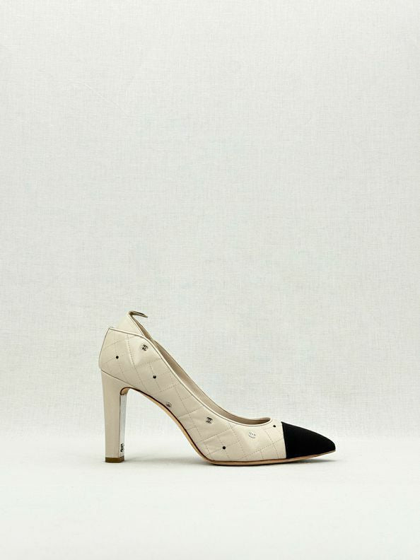 CHANEL CC Charms Off-white w/ Black Size EU 39C Pumps