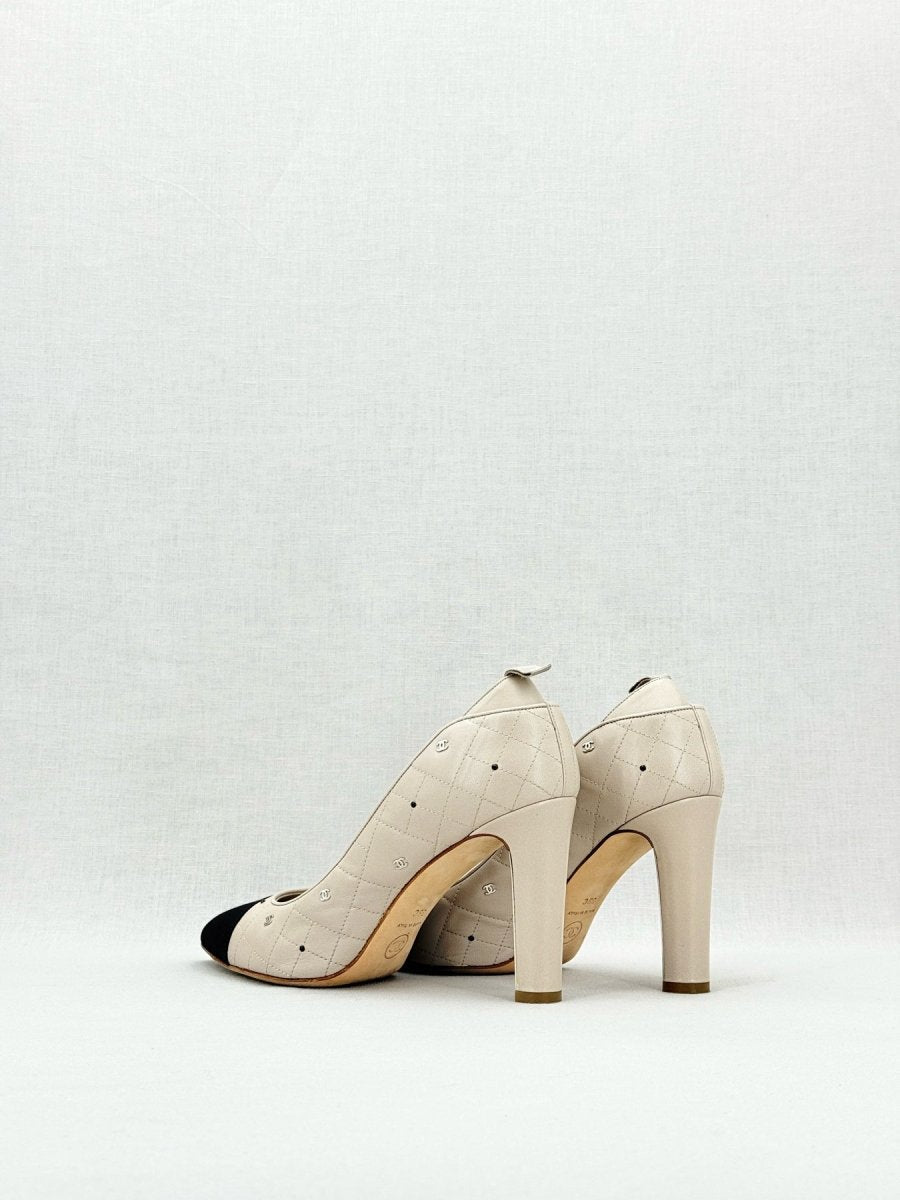 CHANEL CC Charms Off-white w/ Black Size EU 39C Pumps