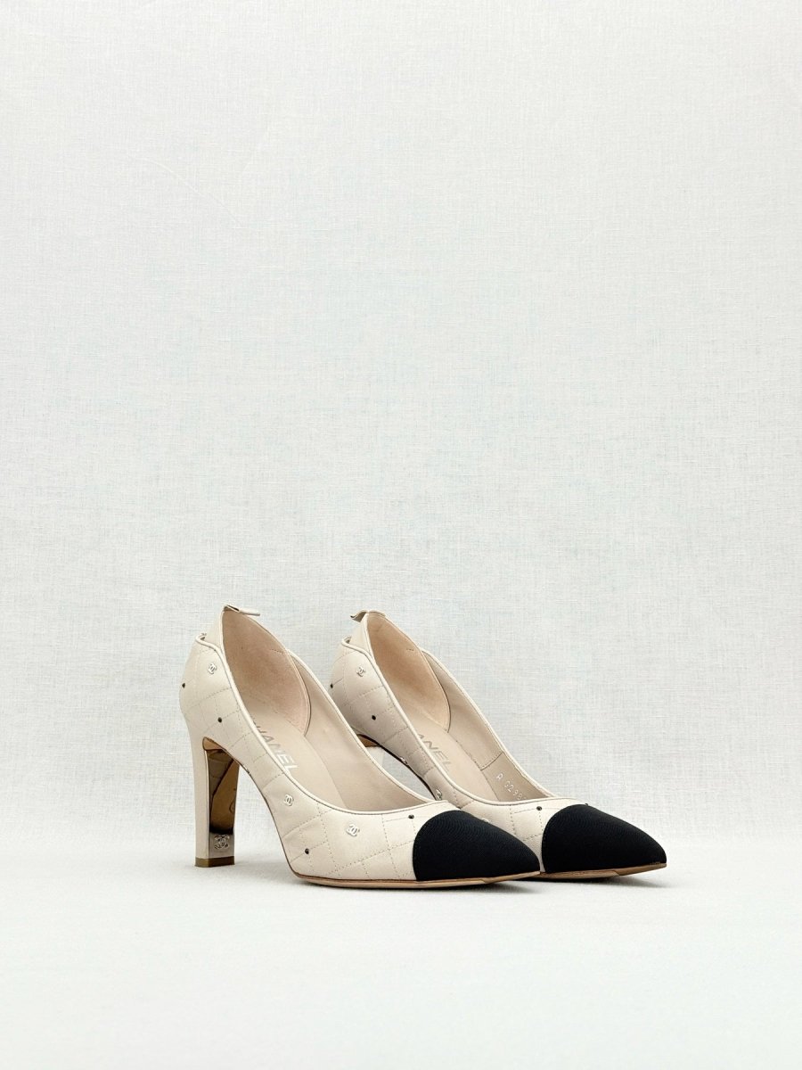 CHANEL CC Charms Off-white w/ Black Size EU 39C Pumps