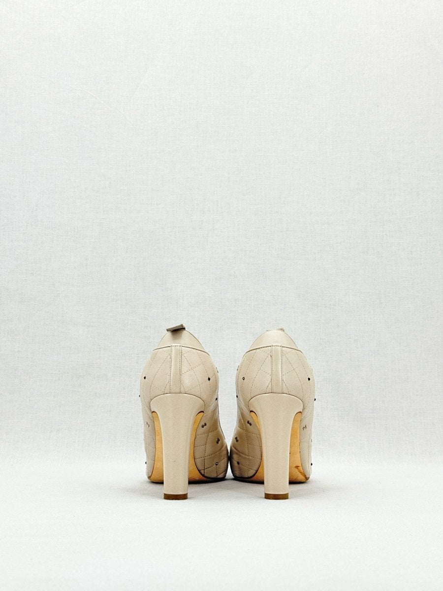 CHANEL CC Charms Off-white w/ Black Size EU 39C Pumps