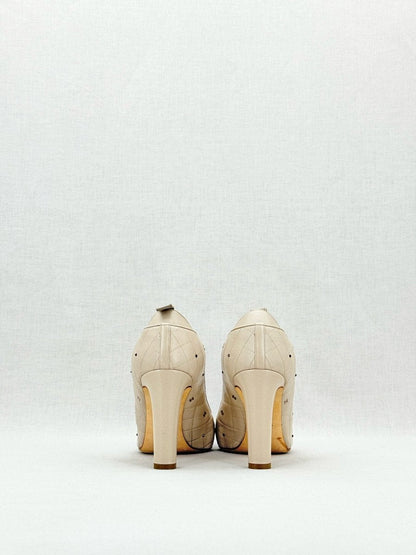 CHANEL CC Charms Off-white w/ Black Size EU 39C Pumps