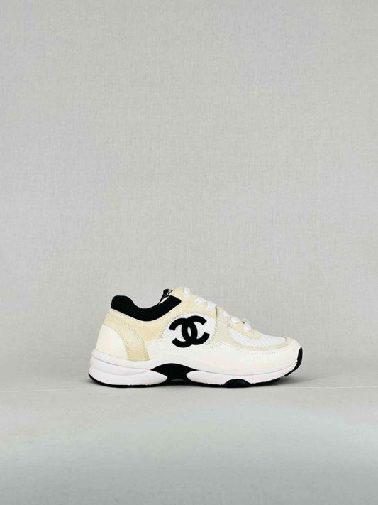 CHANEL REV White w/ Black CC Logo Size EU 35.5 Sneakers