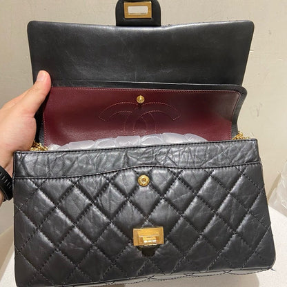 CHANEL . BLACK WRINKLE LEATHER FLAP BAG GOLD CHAIN STRAP