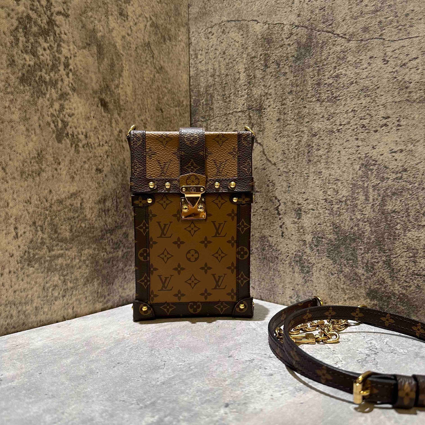 🎀Louis Vuitton trunk vertical phone bag (microchip)
