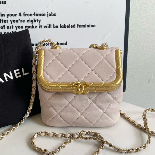 Preloved💕 Chanel Kiss Lock mini () #