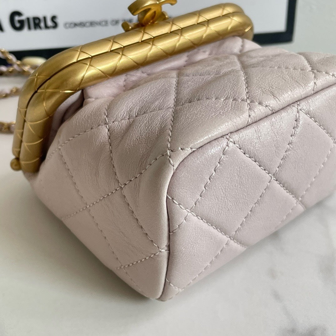 Preloved💕 Chanel Kiss Lock mini () #