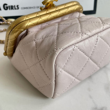 Preloved💕 Chanel Kiss Lock mini () #