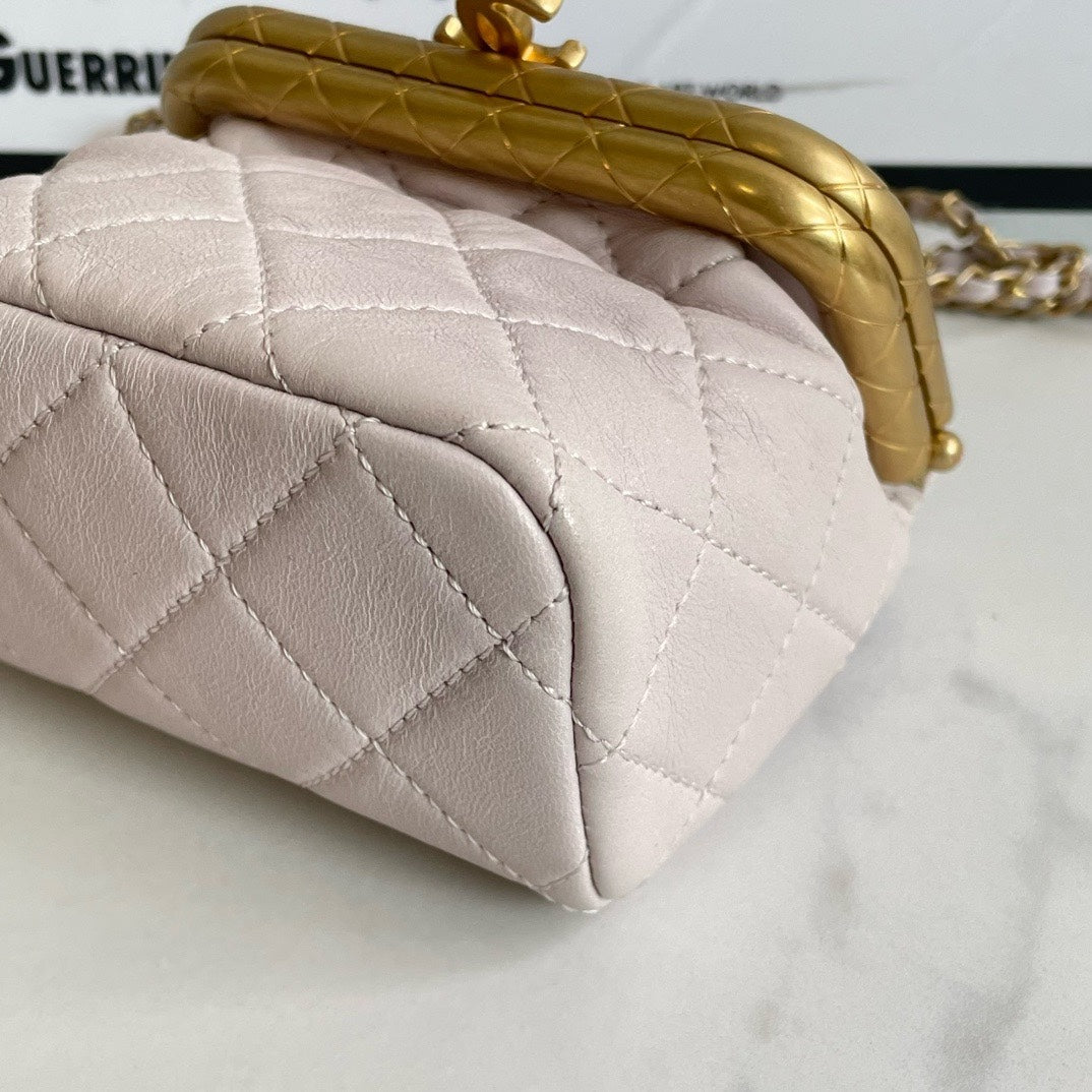 Preloved💕 Chanel Kiss Lock mini () #