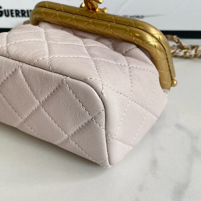 Preloved💕 Chanel Kiss Lock mini () #