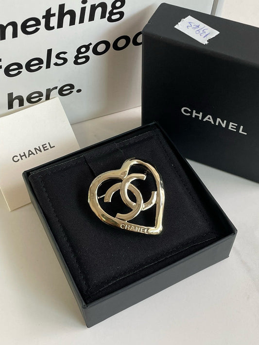 Unused🆕 Chanel 22P Hollow Heart CC Brooch #13943