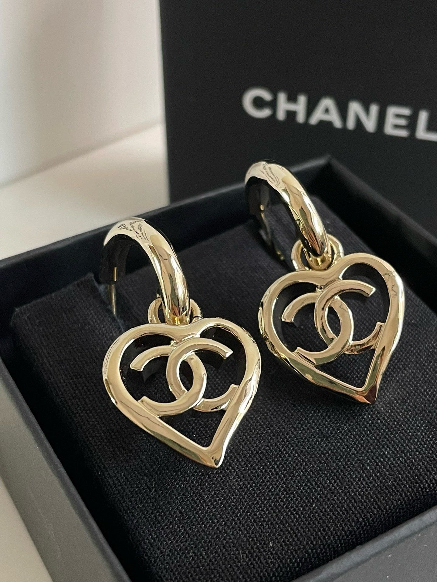 Un🆕 Chanel P Hollow Heart CC Earrings #