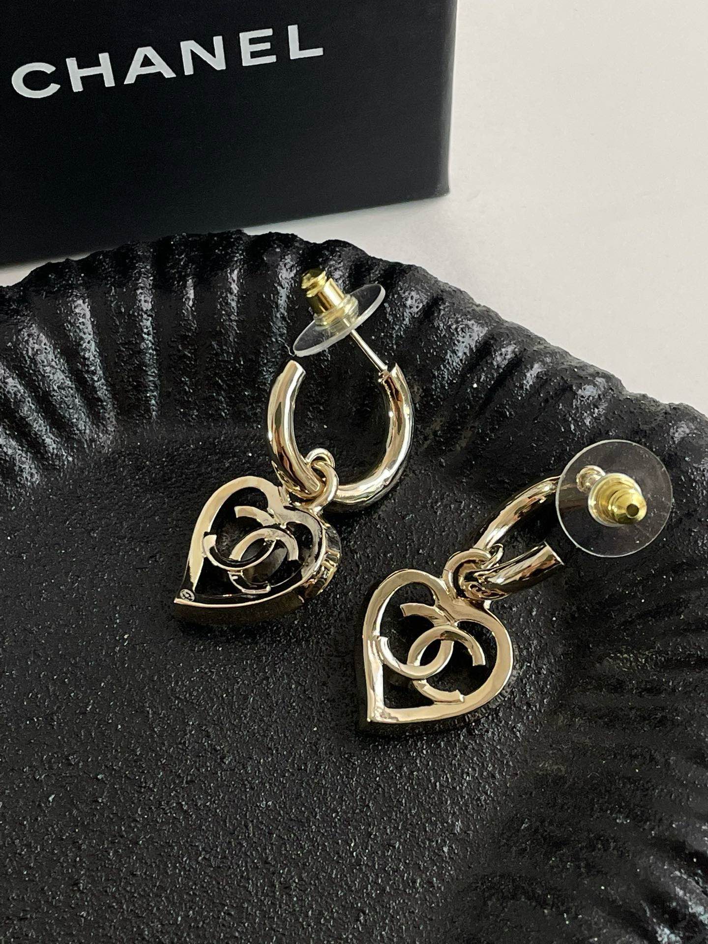 Un🆕 Chanel P Hollow Heart CC Earrings #