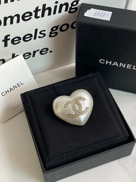 Unused🆕 Chanel 21B Pearl Heart Brooch #13949