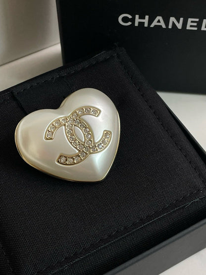 Un🆕 Chanel B Pearl Heart Brooch #