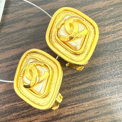 Vintage Chanel Coco Pearl Clip-on Earrings P LB