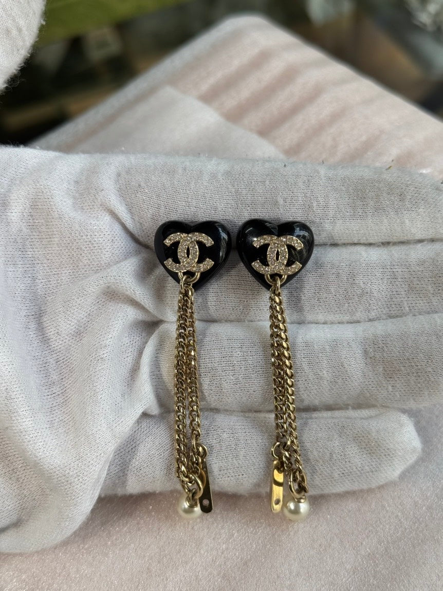 CHANEL Heart Pearl Earrings Black Gold way