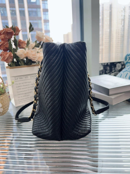 Chanel Black Chevron Quilted Leather Shoulder Bag HFY