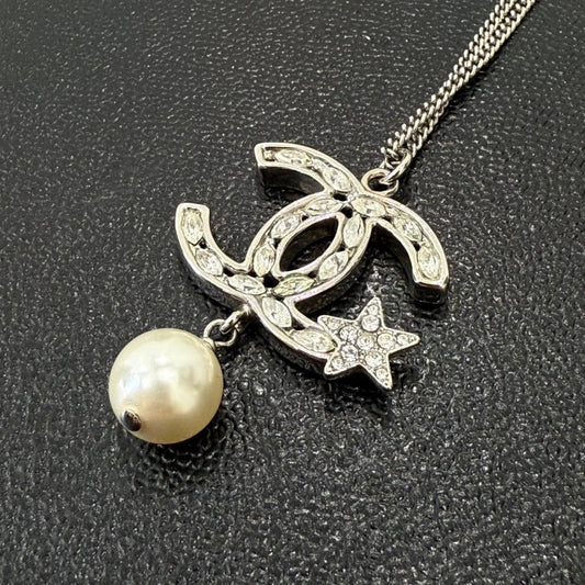 Preloved Chanel Coco Rhinestone Pearl Necklace B20P GT9357 White Necklace