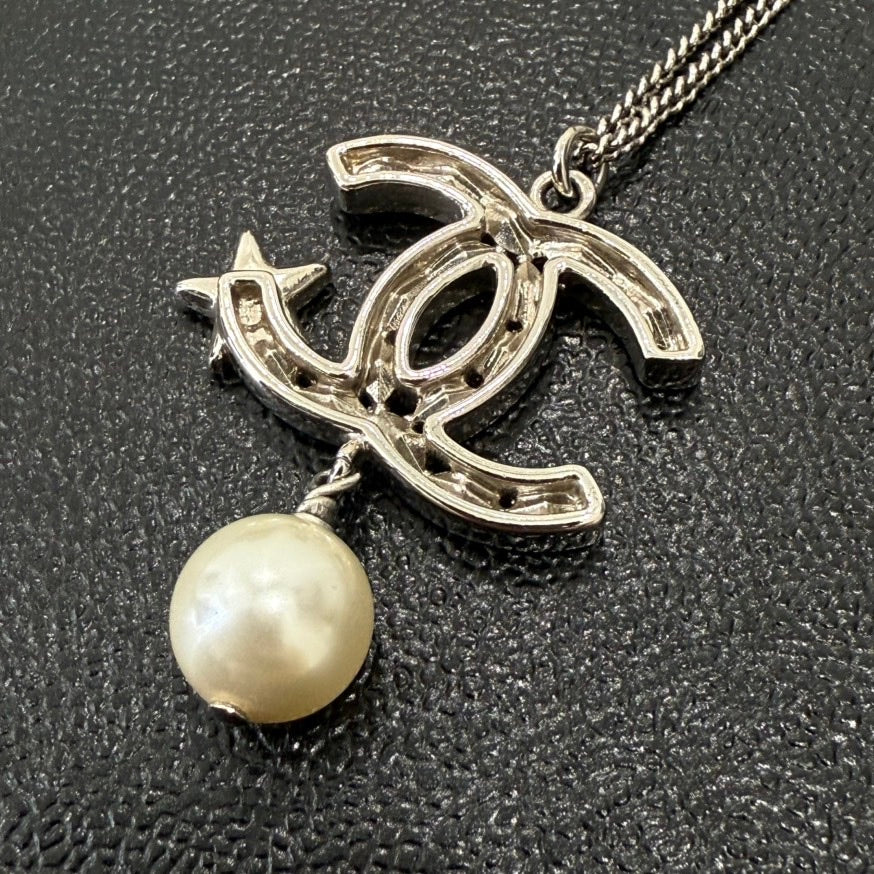 Preloved Chanel Coco Rhinestone Pearl Necklace B20P GT9357 White Necklace