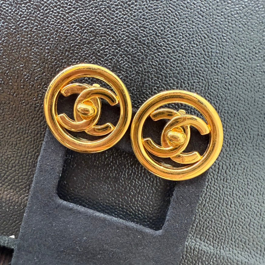 Vintage Chanel Coco Turn-lock Clip-on Earrings P GT