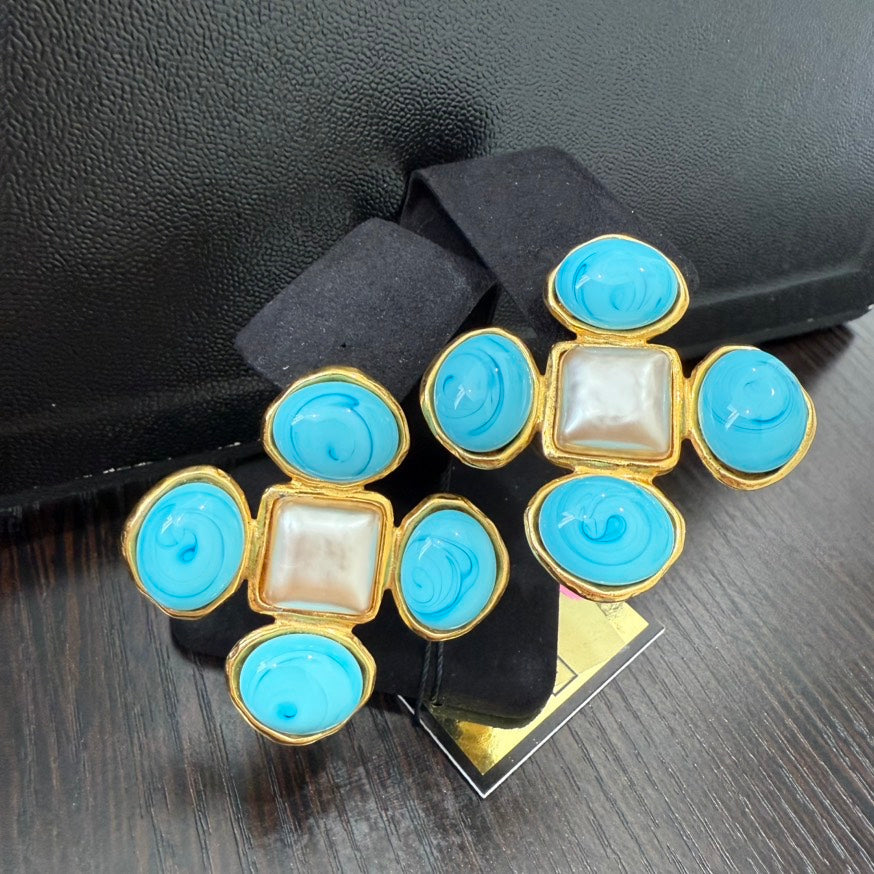Vintage Chanel Pearl Turquoise Clip-on Earrings P GT