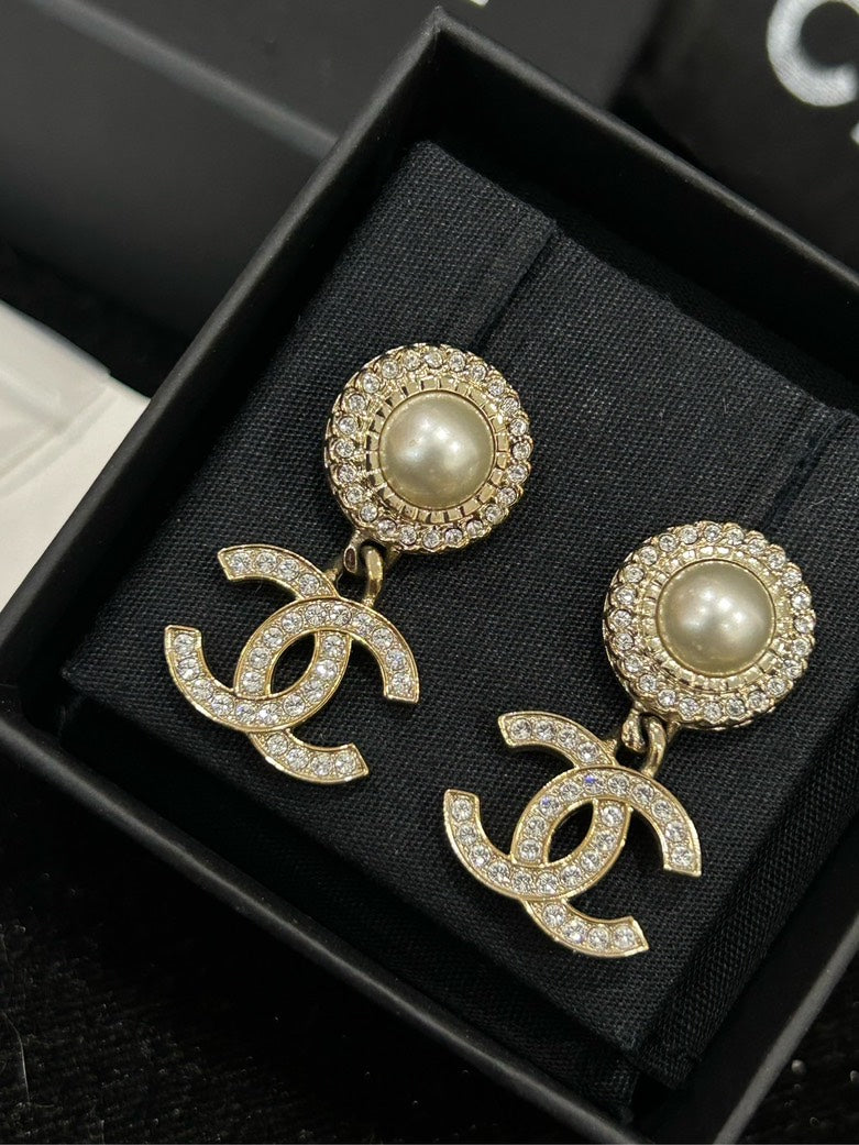 Chanel CC Diamond Pearl Earrings Gold Statement .cm×cm