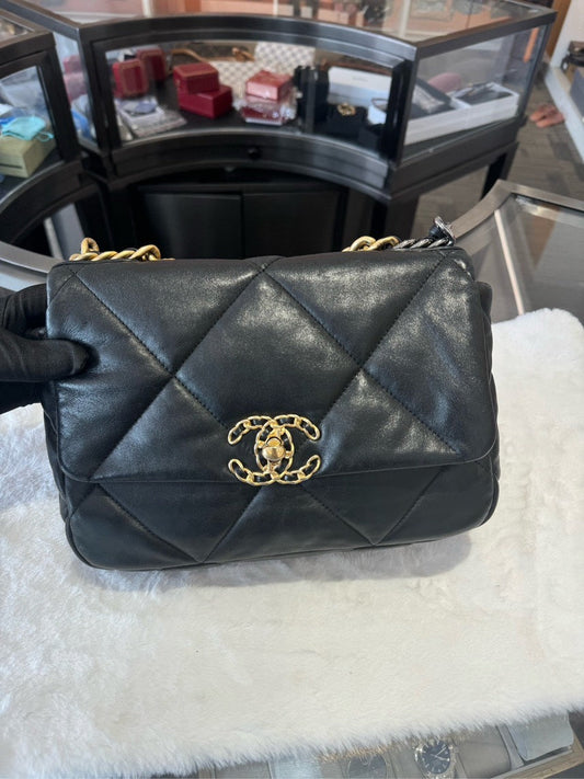 Preloved Chanel19 bag with microchips HBG