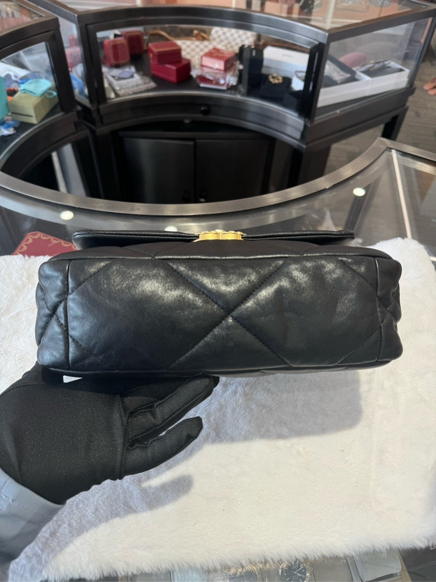 Preloved Chanel19 bag with microchips HBG
