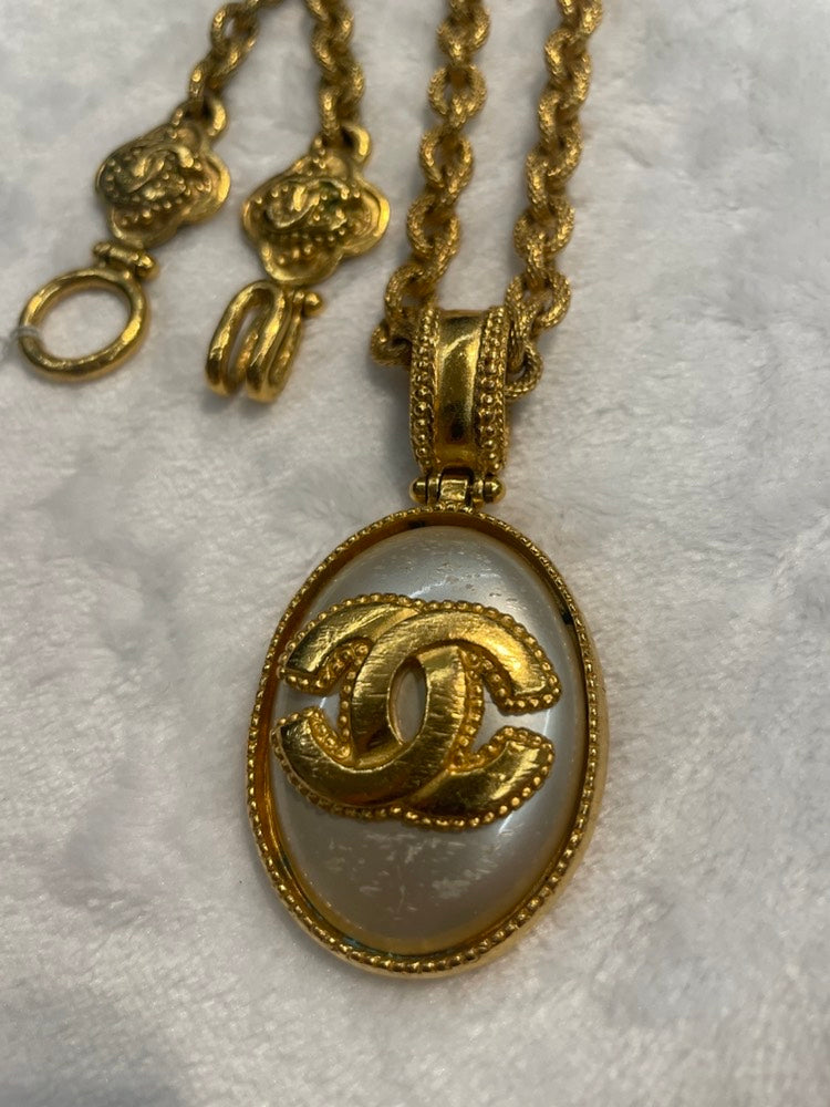 CHANEL Vintage Gold Pendant Necklace
