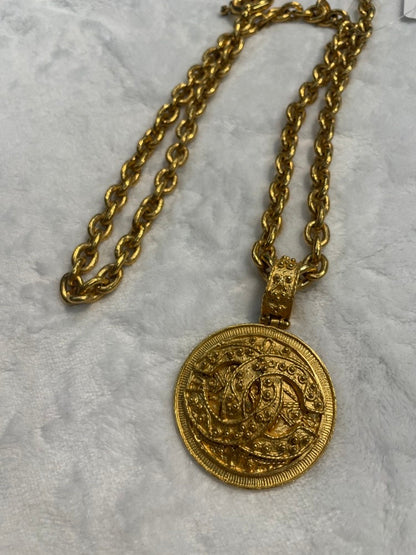 CHANEL Gold Pendant Necklace Chain Style