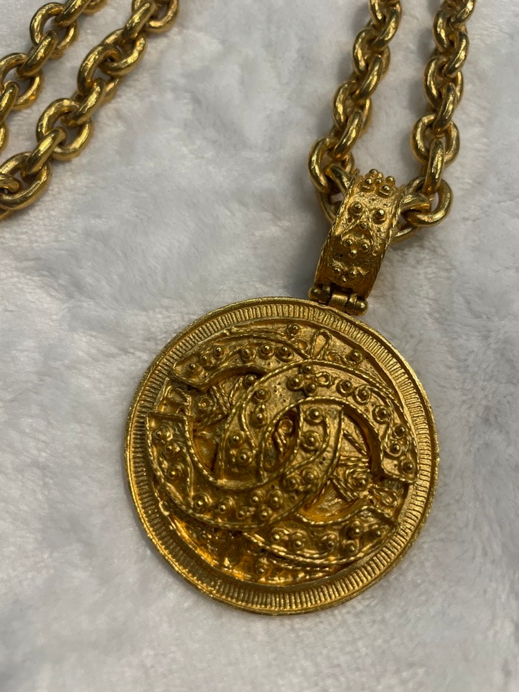 CHANEL Gold Pendant Necklace Chain Style