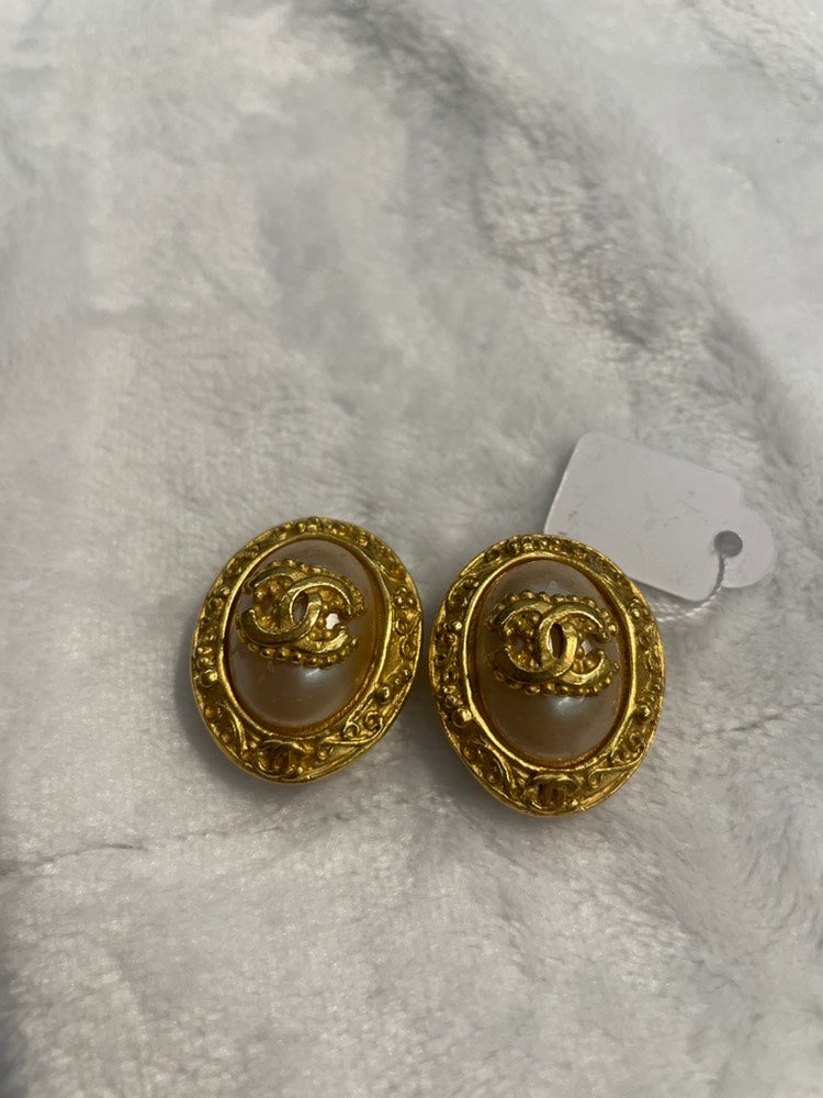 CHANEL Vintage Gold Clip On Earrings