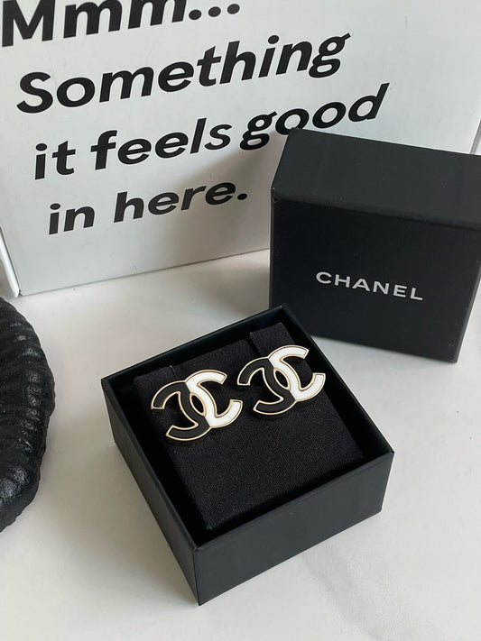 Preloved💕 Chanel 23C CC Black&White Ceramic Earrings #J2111