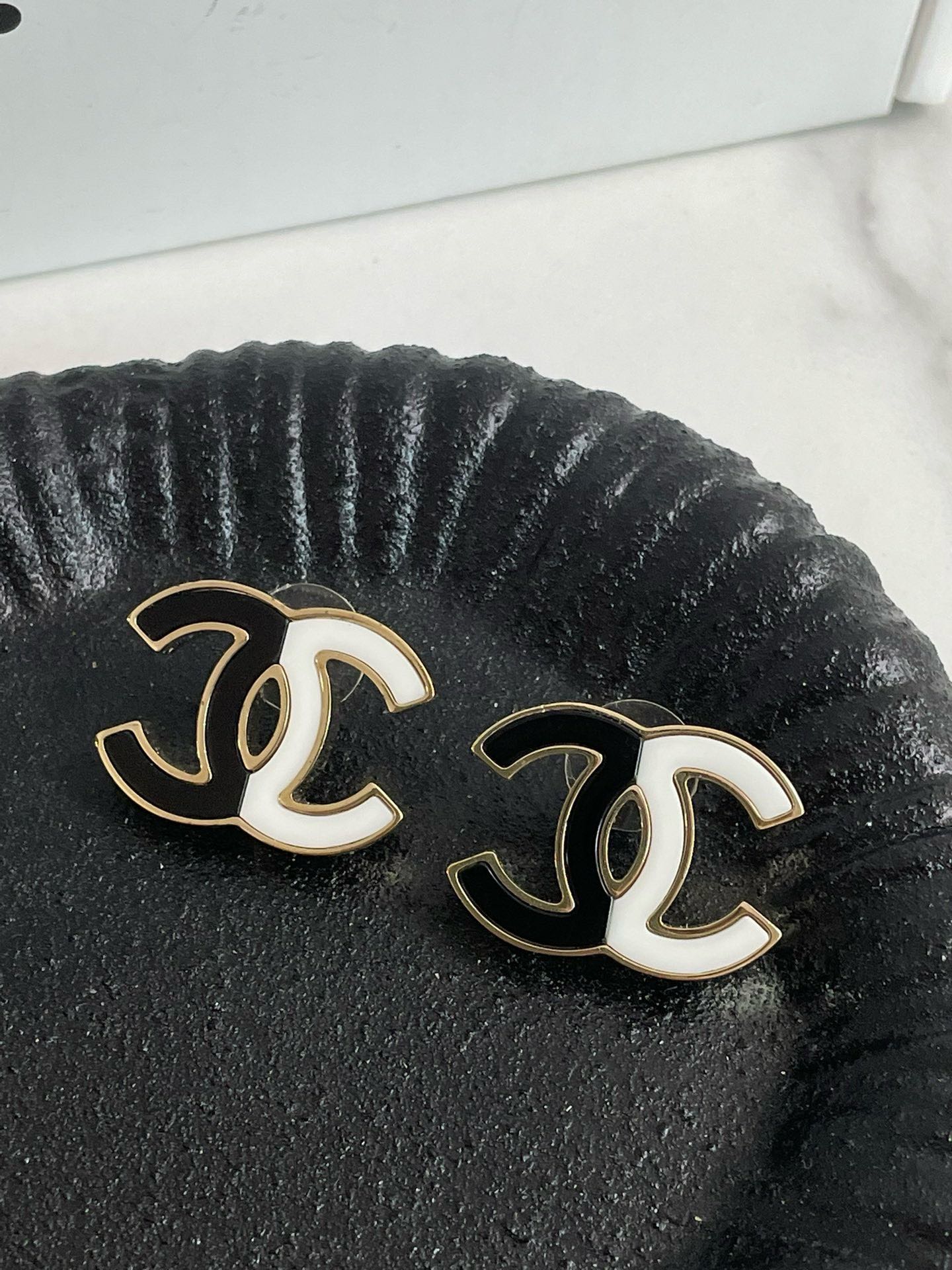 Preloved💕 Chanel 23C CC Black&White Ceramic Earrings #J2111