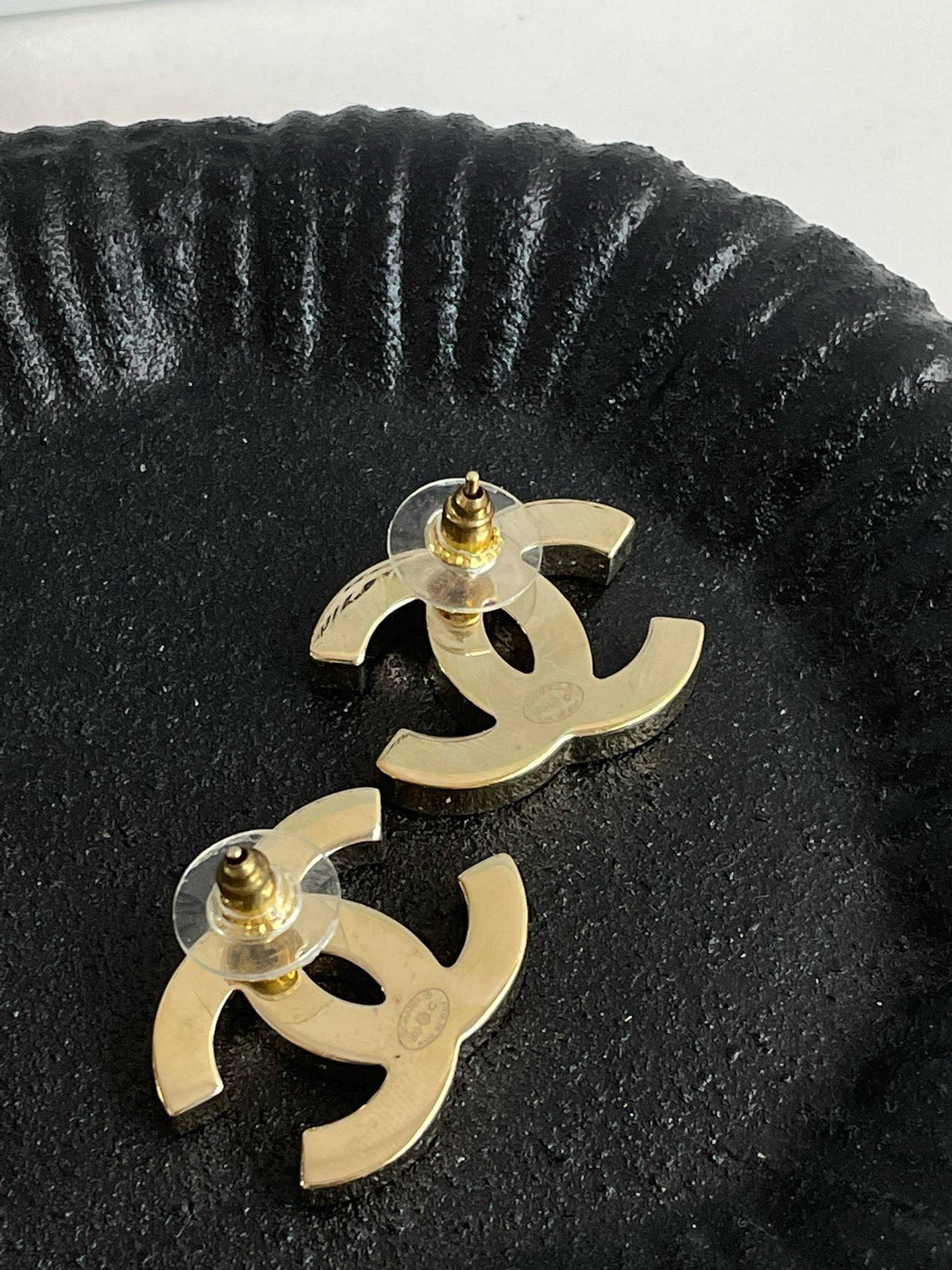Preloved💕 Chanel 23C CC Black&White Ceramic Earrings #J2111