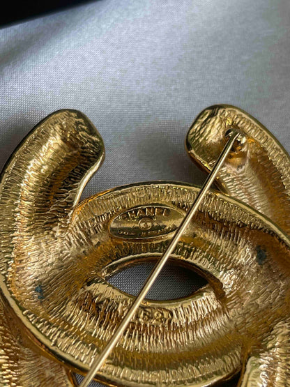 Chanel CC Brooch Gold Metal Jewelry