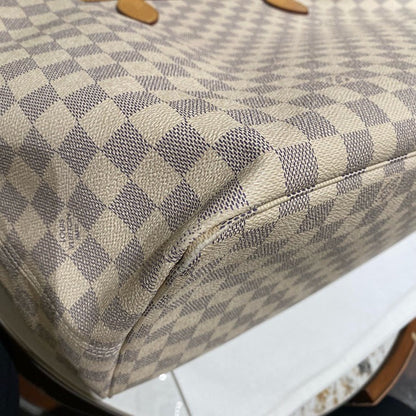 large demiar white never full lv Louis Vuitton