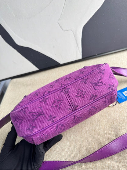 Louis Vuitton outdoor messenger bag 13943275