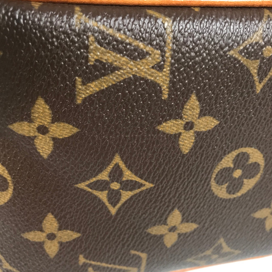 LOUIS VUITTON Shoulder Bag